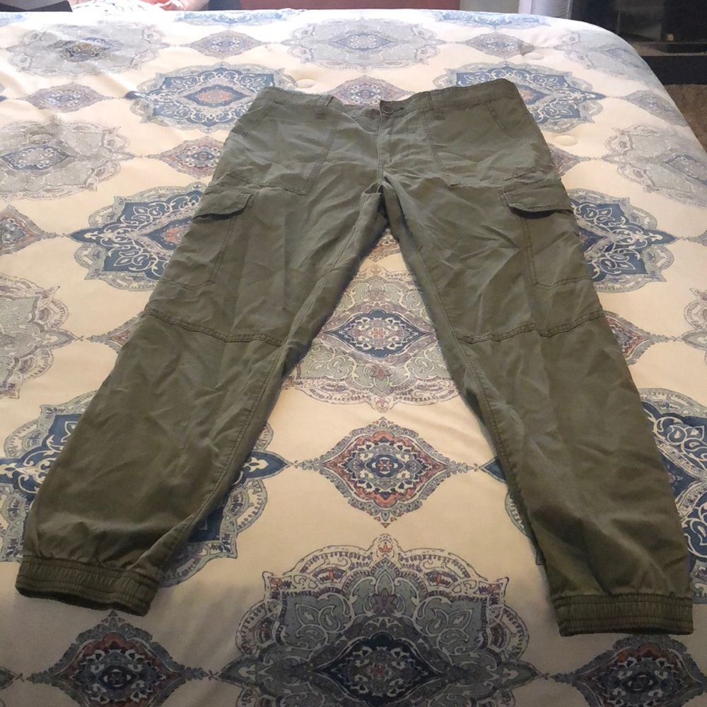 Aeropostale men joggers. The color is army green.